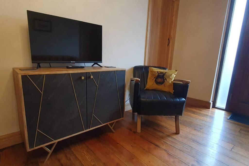 Ty Taf 2 Bed Cottage With Deck & Easy Transport Links คาร์ดิฟฟ์ ภายนอก รูปภาพ