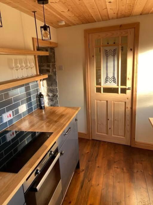 Ty Taf 2 Bed Cottage With Deck & Easy Transport Links คาร์ดิฟฟ์ ภายนอก รูปภาพ