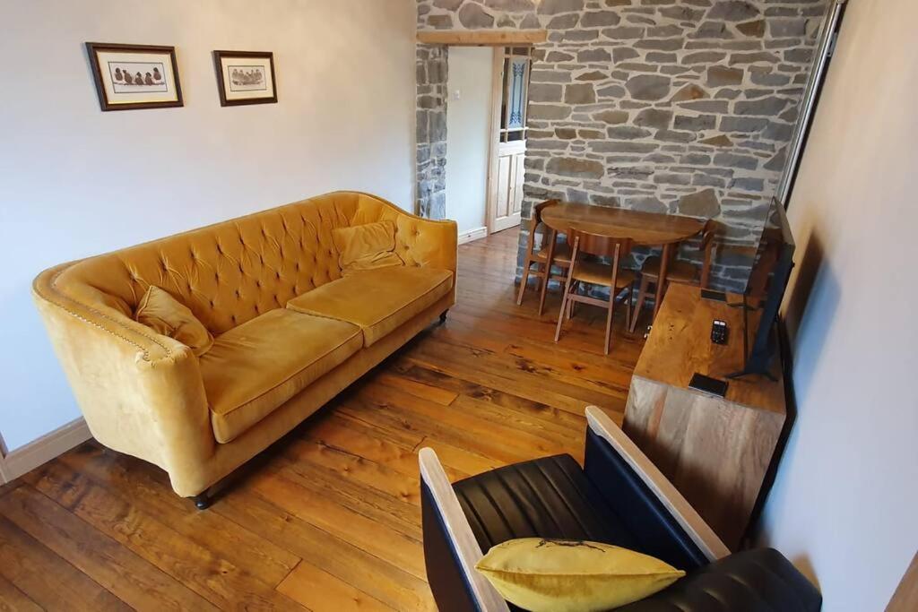 Ty Taf 2 Bed Cottage With Deck & Easy Transport Links คาร์ดิฟฟ์ ภายนอก รูปภาพ