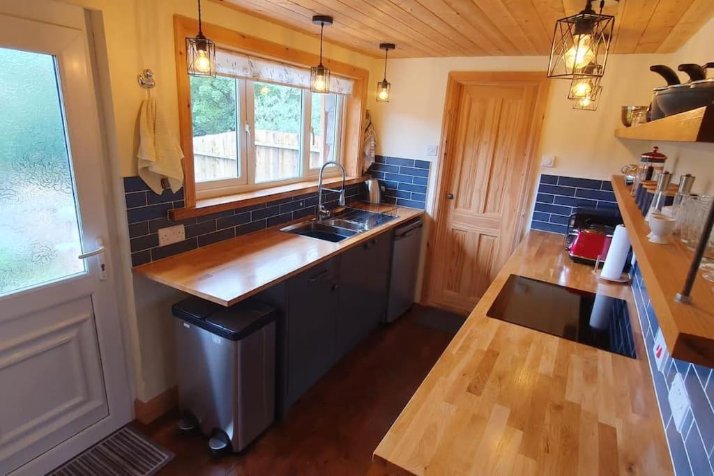 Ty Taf 2 Bed Cottage With Deck & Easy Transport Links คาร์ดิฟฟ์ ภายนอก รูปภาพ