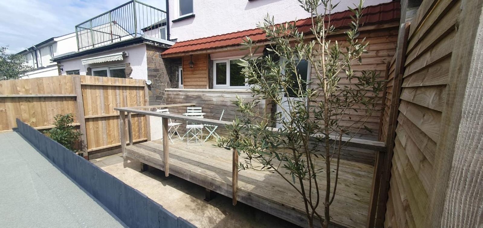 Ty Taf 2 Bed Cottage With Deck & Easy Transport Links คาร์ดิฟฟ์ ภายนอก รูปภาพ