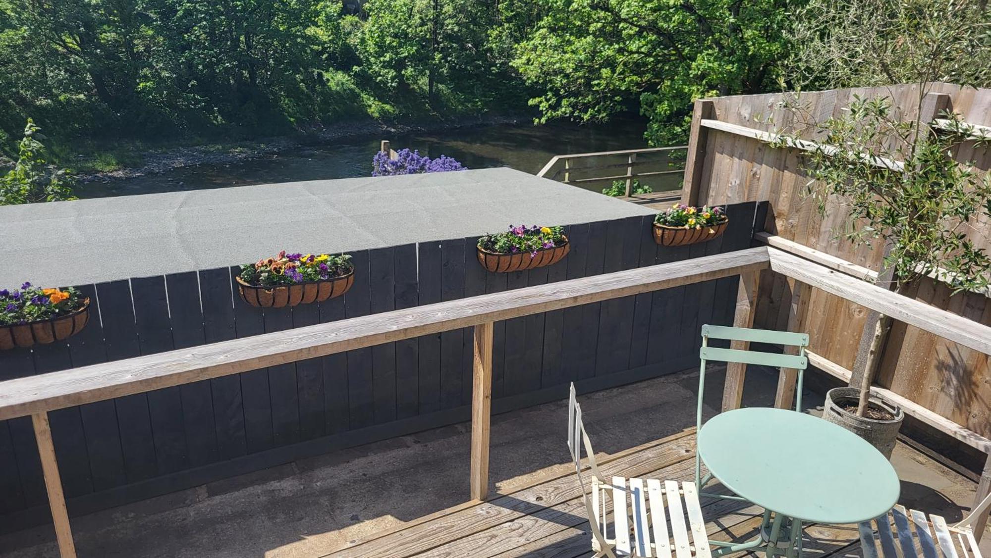 Ty Taf 2 Bed Cottage With Deck & Easy Transport Links คาร์ดิฟฟ์ ภายนอก รูปภาพ